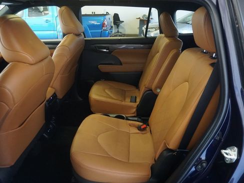 Used 2024 Toyota Highlander Platinum image 24