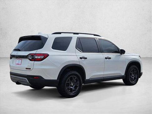 Used 2025 Honda Pilot TrailSport image 5