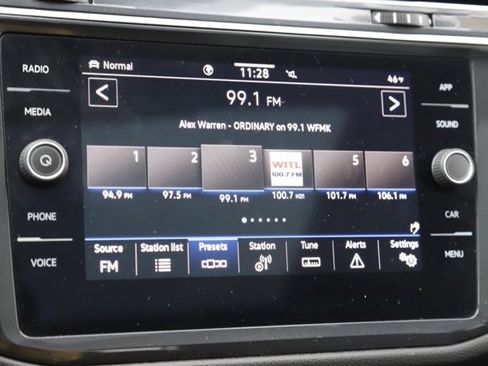 Used 2022 Volkswagen Tiguan SE w/ Panoramic Sunroof Package image 23