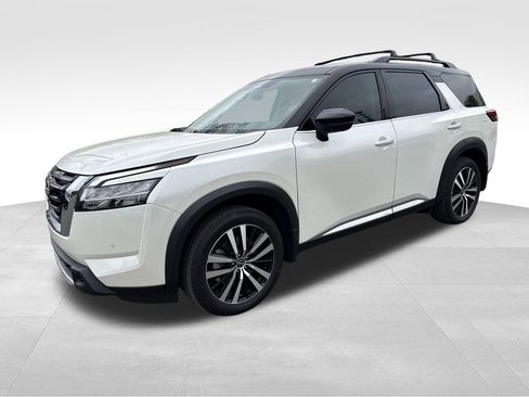 Used 2024 Nissan Pathfinder Platinum w/ Cargo Package image 3