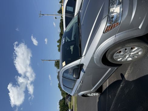 Used 2019 Dodge Journey SE FWD image 2