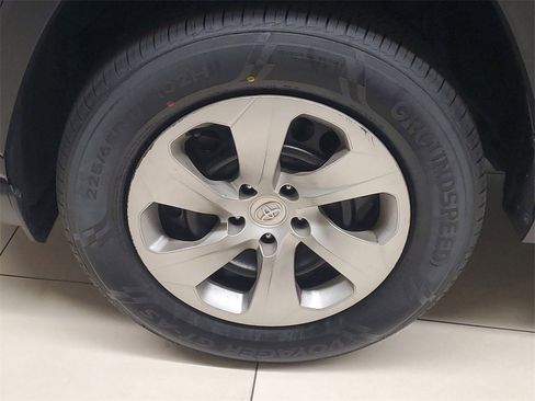 Used 2021 Toyota RAV4 LE image 4