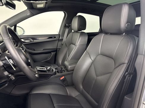 Certified 2026 Porsche Macan AWD/4WD image 5