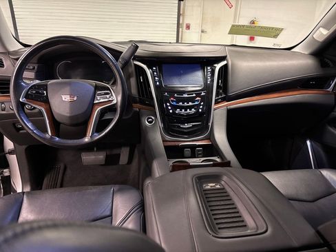 Used 2020 Cadillac Escalade Premium Luxury AWD/4WD image 35