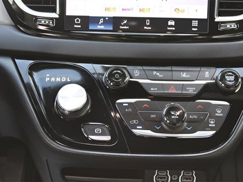 Used 2025 Chrysler Voyager LX image 20