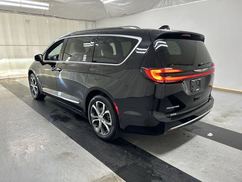 Used 2024 Chrysler Pacifica Pinnacle AWD/4WD image 7