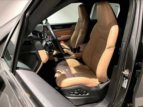 Used 2025 Porsche Cayenne S image 8