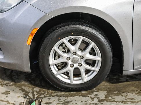 Used 2019 Chrysler Pacifica Touring image 10