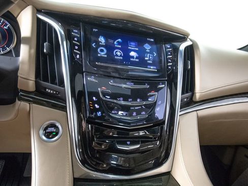 Used 2018 Cadillac Escalade ESV Platinum AWD/4WD image 26