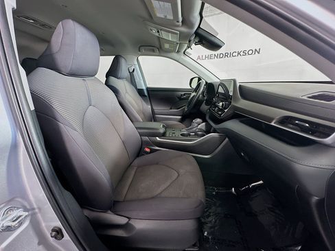 Used 2023 Toyota Highlander LE image 28