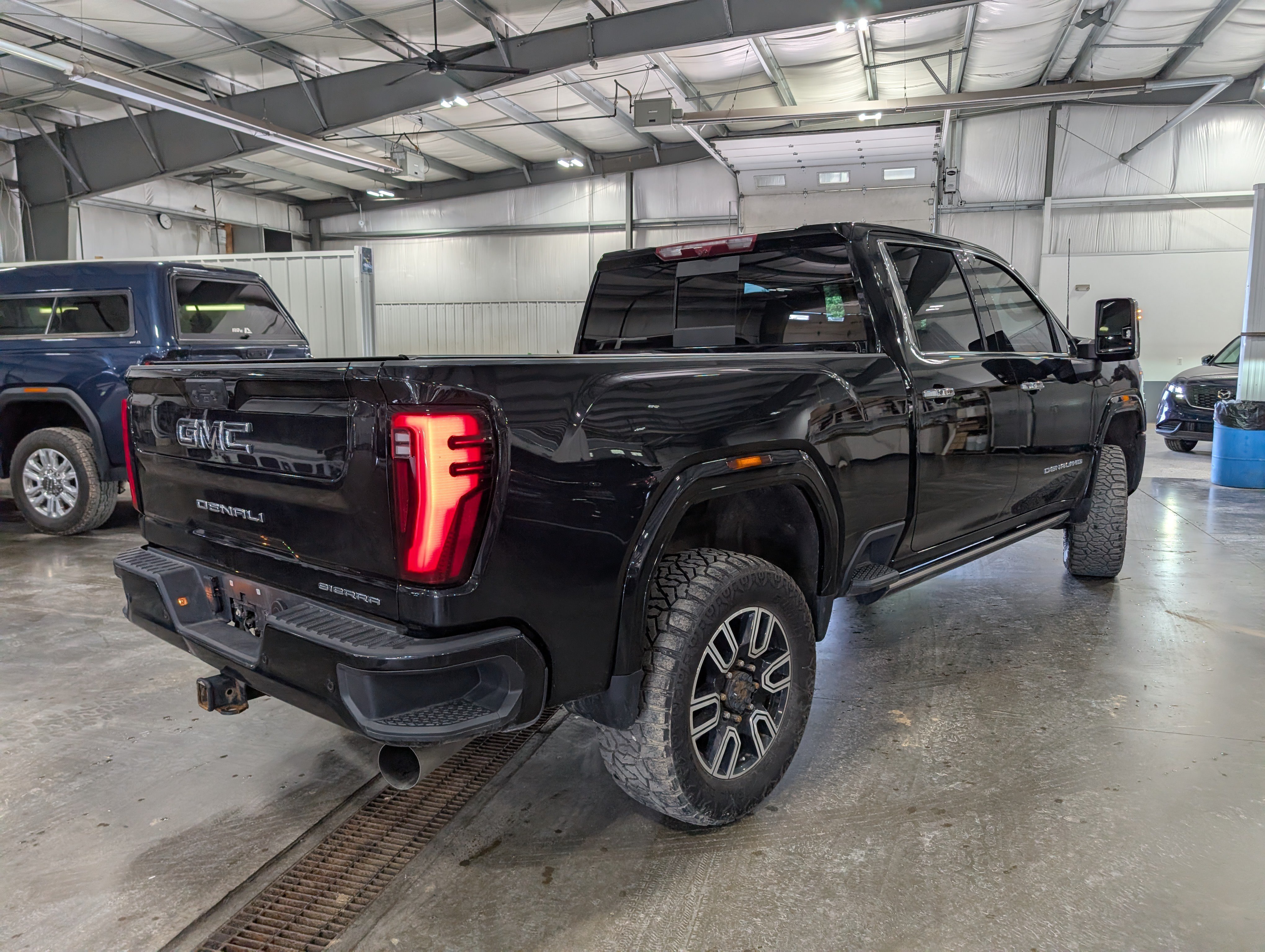 Used 2024 GMC Sierra 2500 Denali Ultimate AWD/4WD image 3