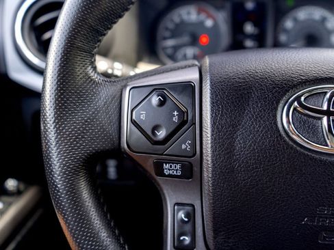 Used 2022 Toyota Tacoma TRD Off-Road AWD/4WD image 15