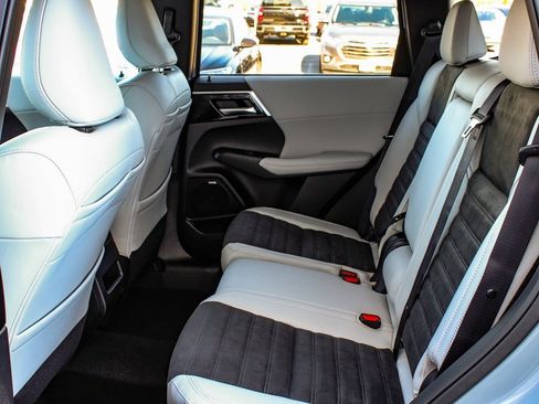 New 2025 Mitsubishi Outlander SE image 34