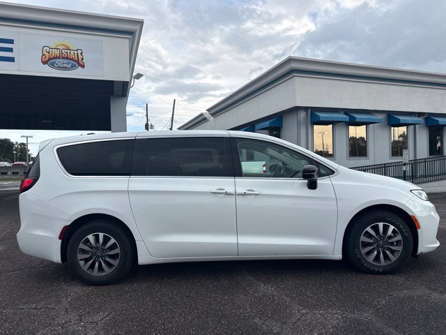 Used 2024 Chrysler Pacifica Limited FWD image 4