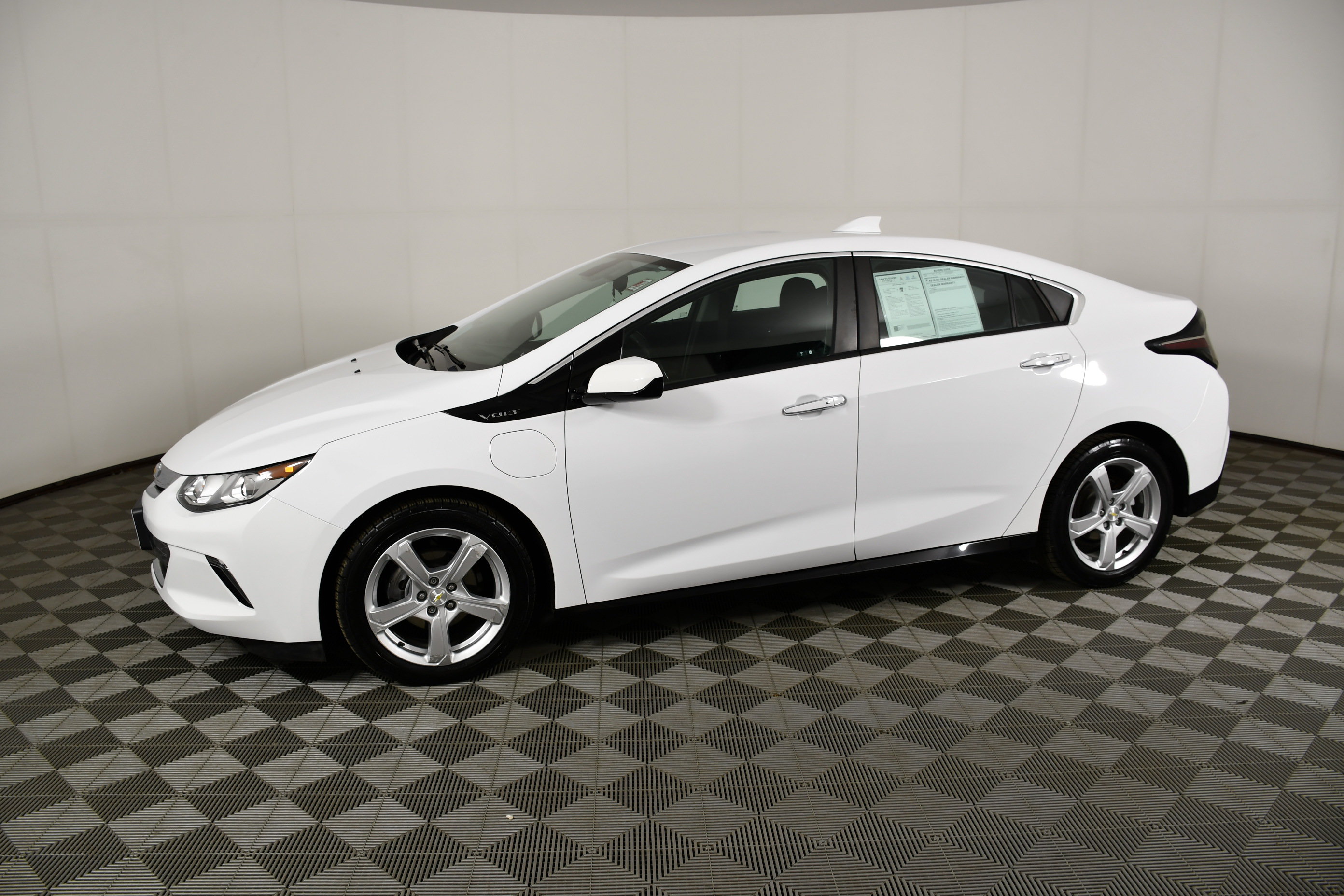 Used 2018 Chevrolet Volt LT w/ Comfort Package FWD image 9