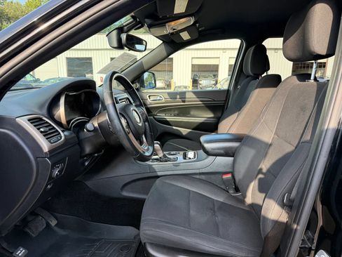 Used 2017 Jeep Grand Cherokee Laredo AWD/4WD image 2