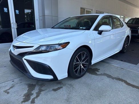 Certified 2022 Toyota Camry SE image 1