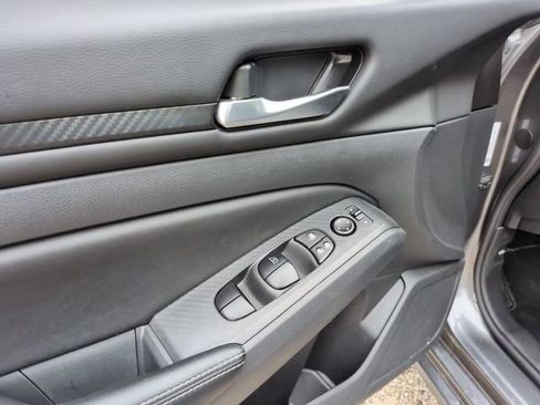 Used 2025 Nissan Altima 2.5 SV FWD image 13