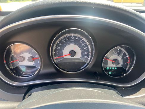 Used 2011 Chrysler 200 Touring FWD image 13