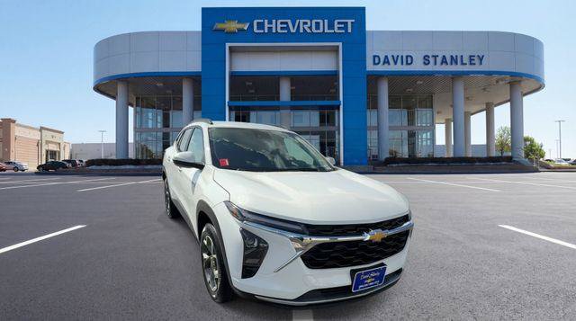 Used 2026 Chevrolet Trax LT FWD image 2