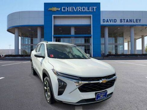 Used 2026 Chevrolet Trax LT FWD image 2