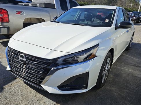 Used 2025 Nissan Altima 2.5 S image 3