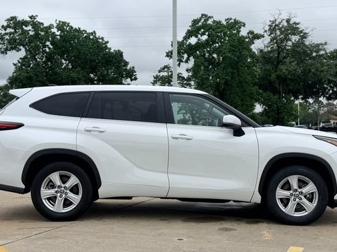 Used 2024 Toyota Highlander LE FWD image 6