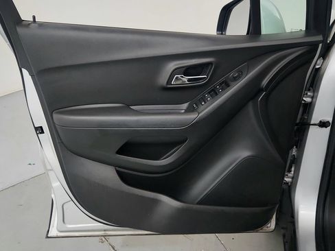 Used 2019 Chevrolet Trax LT w/ LT Convenience Package AWD/4WD image 16