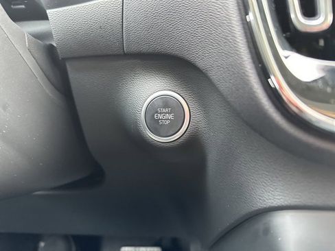 Certified 2025 Volvo XC40 B5 Core image 28