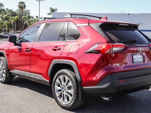 Used 2022 Toyota RAV4 XLE Premium image 8
