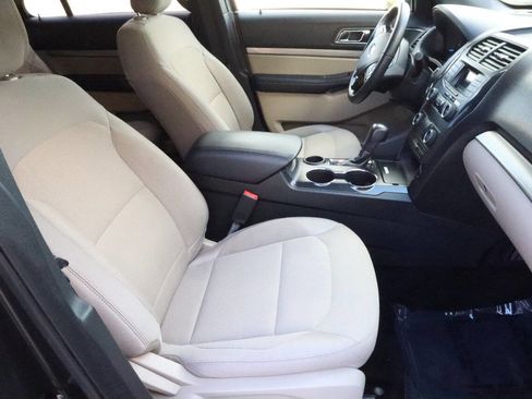 Used 2018 Ford Explorer XLT image 7