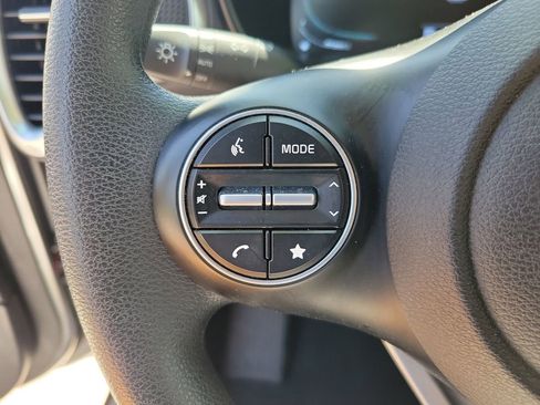 Used 2025 Kia Soul LX w/ LX Technology Package FWD image 18