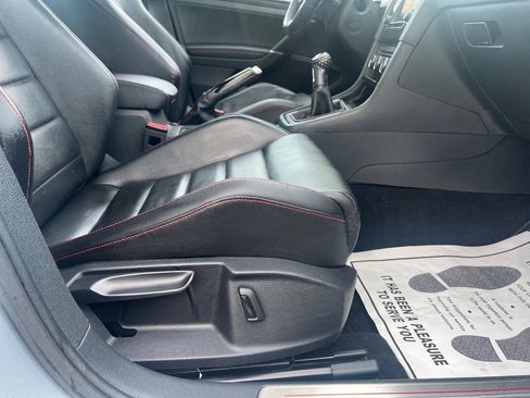 Used 2017 Volkswagen GTI SE FWD image 11