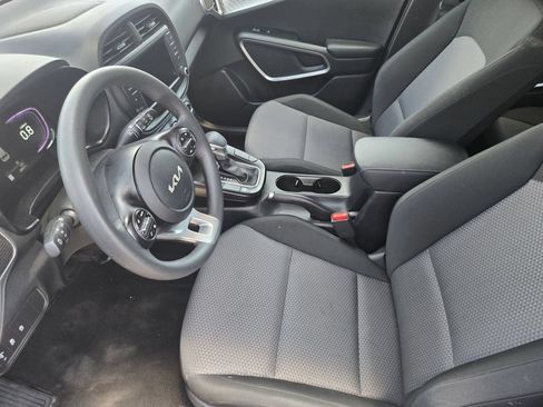 Used 2025 Kia Soul LX w/ LX Technology Package FWD image 18