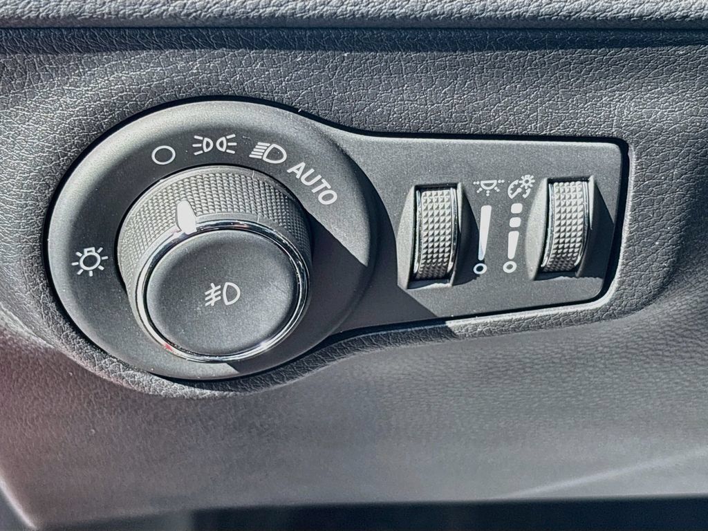 Used 2019 Jeep Compass Latitude w/ Cold Weather Group AWD/4WD image 29