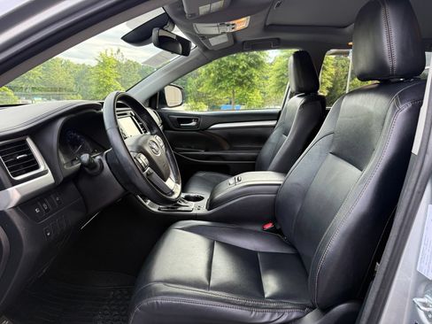 Used 2018 Toyota Highlander XLE AWD/4WD image 34