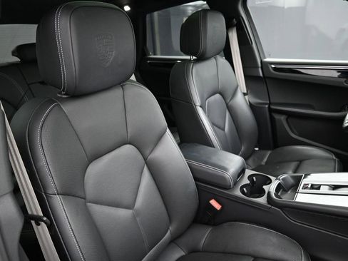 Certified 2025 Porsche Macan AWD/4WD image 30