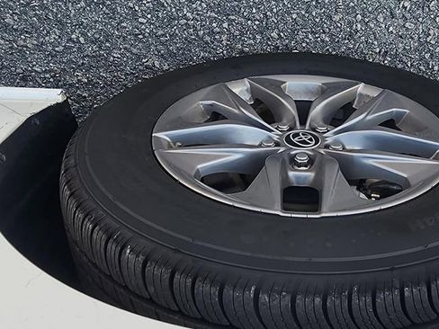 Certified 2024 Toyota Sienna LE FWD image 14