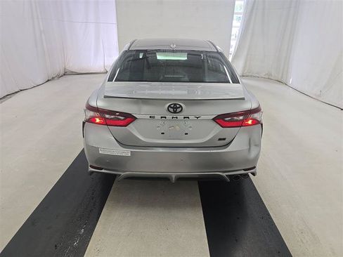 Used 2021 Toyota Camry SE w/ Cold Weather Package FWD image 5