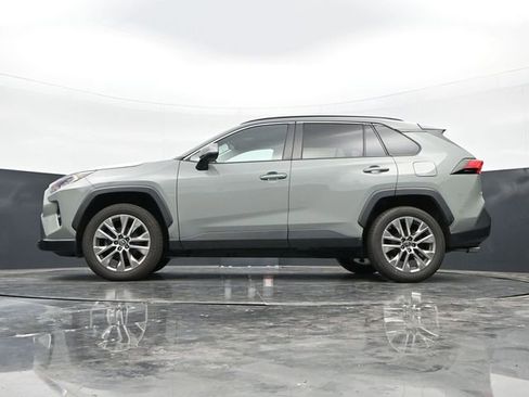 Used 2019 Toyota RAV4 XLE Premium w/ Cold Weather Package AWD/4WD image 38
