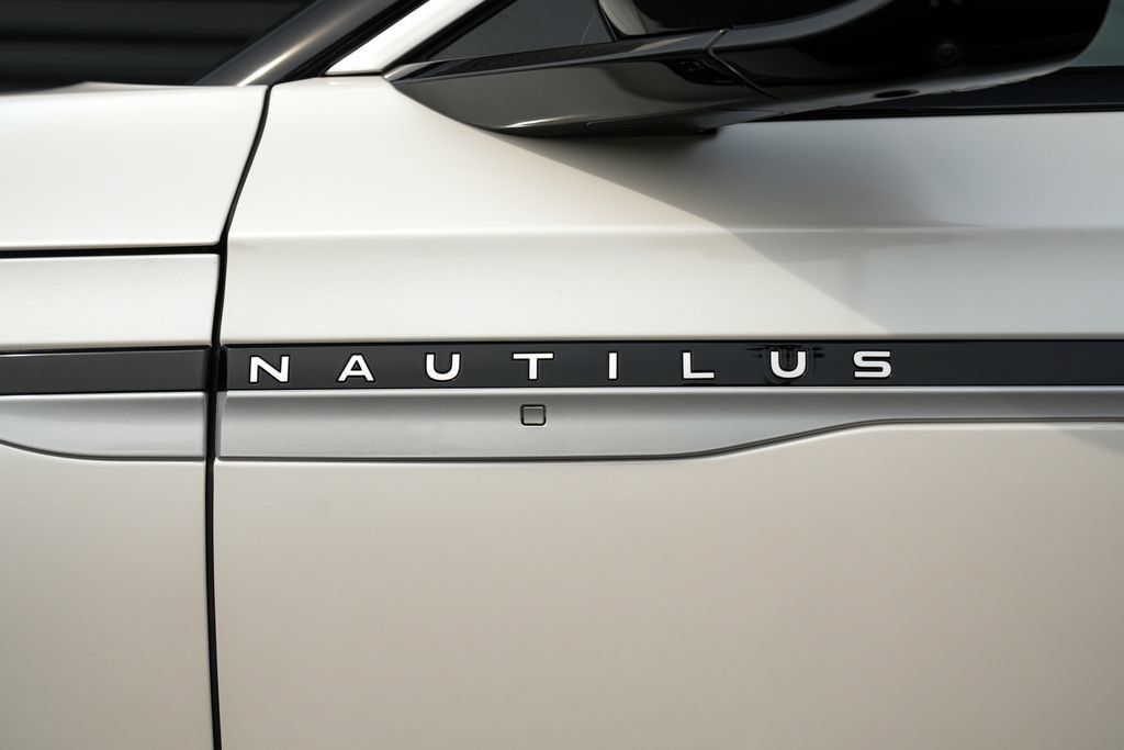 Used 2025 Lincoln Nautilus Premier AWD/4WD image 13