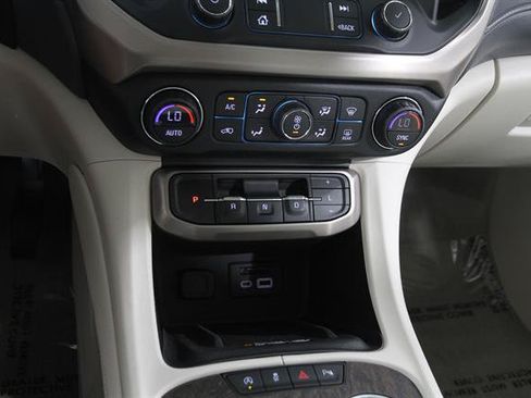 Used 2021 GMC Acadia Denali w/ Denali Ultimate Package AWD/4WD image 16