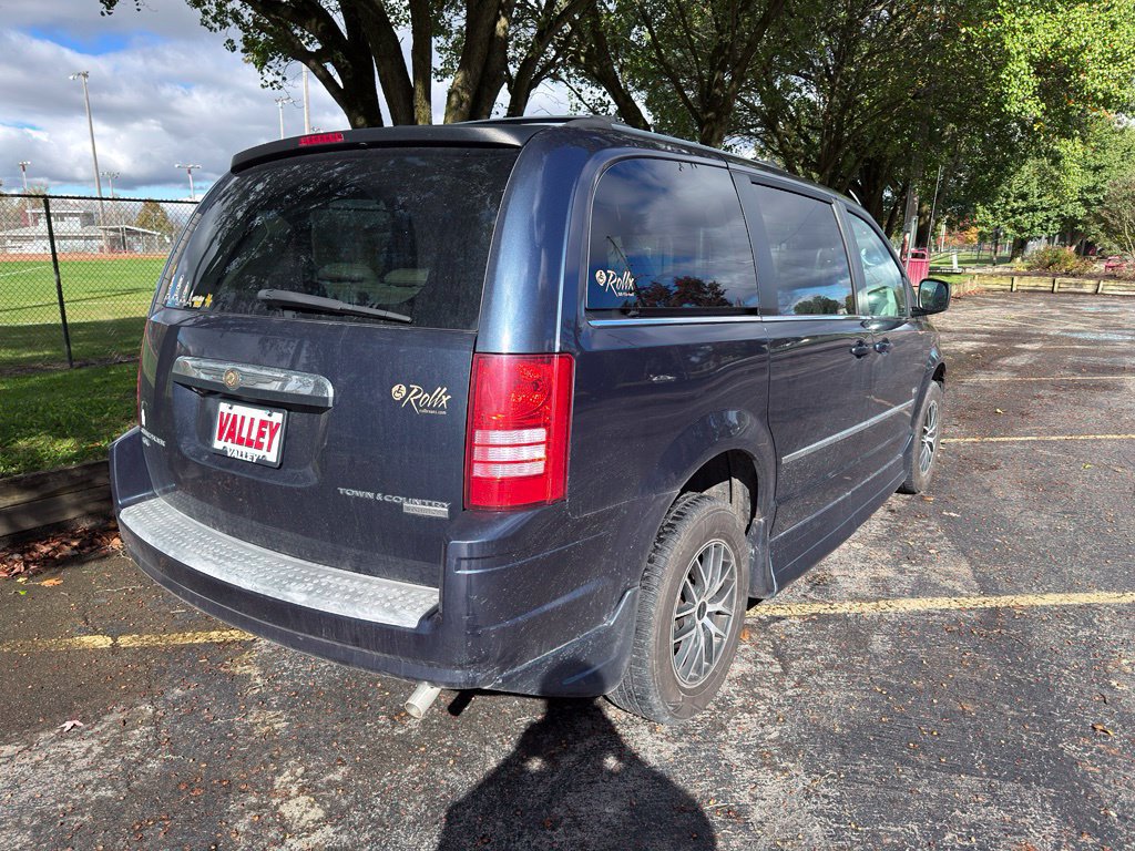 Used 2009 Chrysler Town & Country Touring FWD image 7