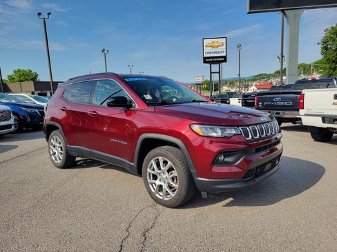 Used 2022 Jeep Compass Latitude AWD/4WD image 1