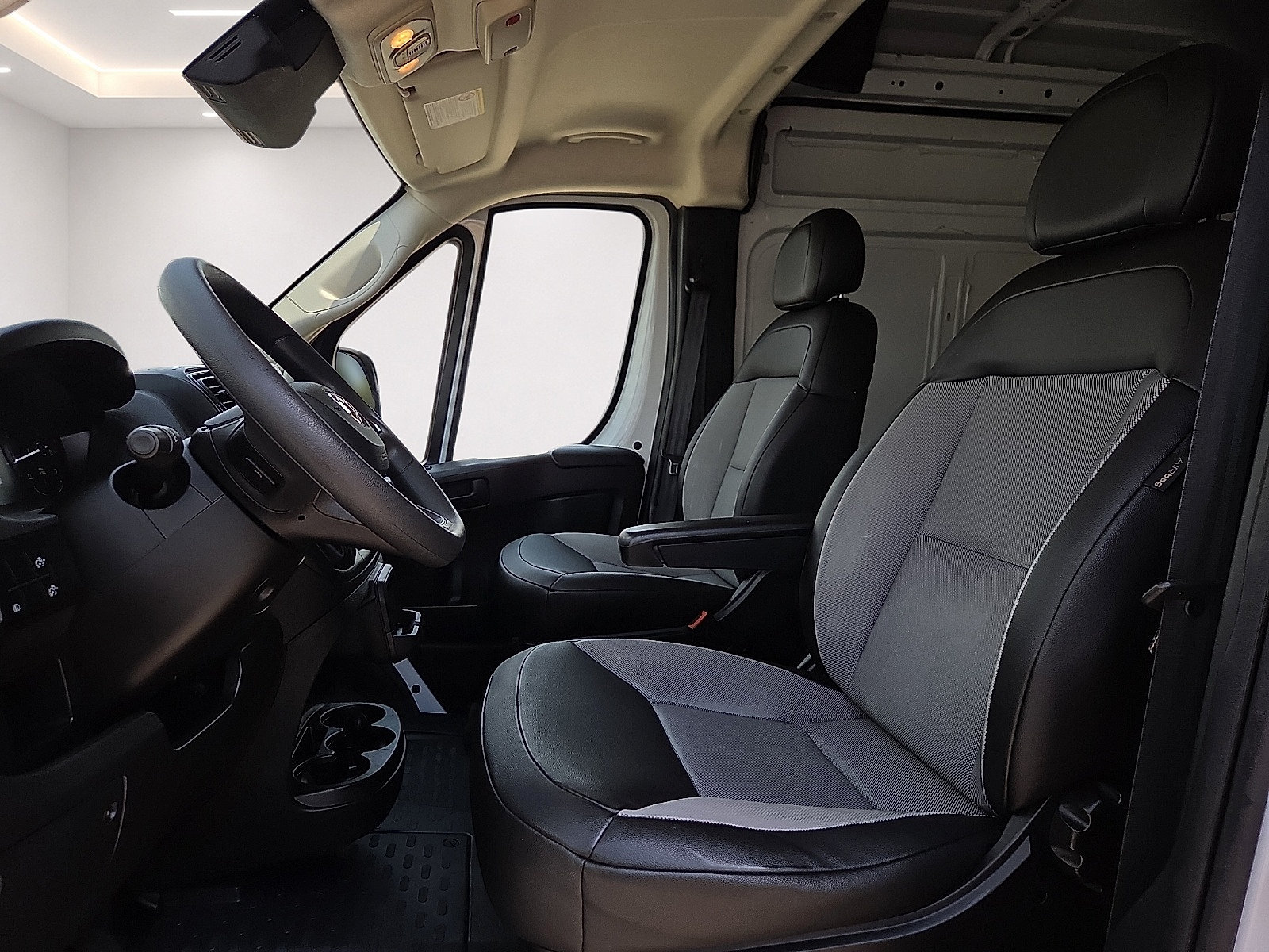 Used 2025 RAM ProMaster 2500 w/ Convenience Group FWD image 13