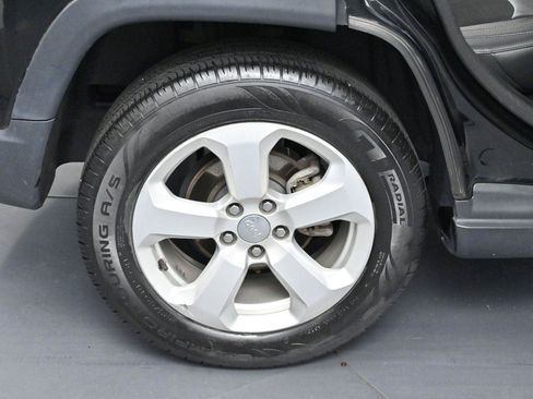 Used 2018 Jeep Compass Latitude FWD image 29