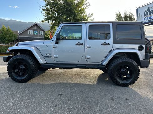 Used 2018 Jeep Wrangler Unlimited Sahara w/ Connectivity Group image 9