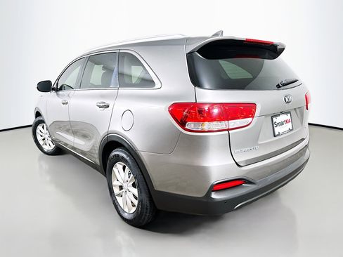 Used 2017 Kia Sorento AWD w/ LX Convenience Package image 5