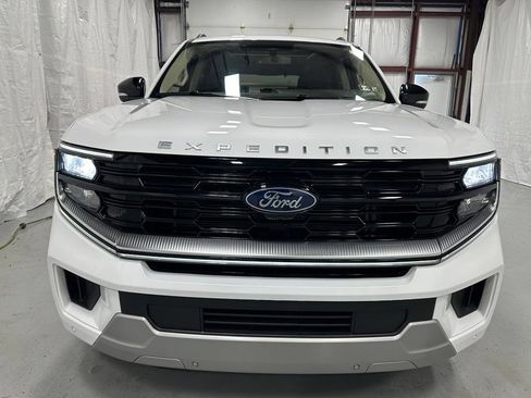 Used 2025 Ford Expedition Platinum AWD/4WD image 2
