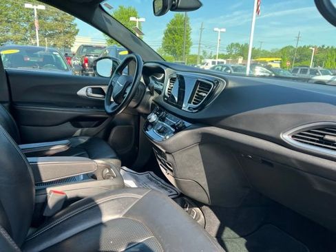 Used 2018 Chrysler Pacifica Touring-L Plus w/ S Appearance Package FWD image 10